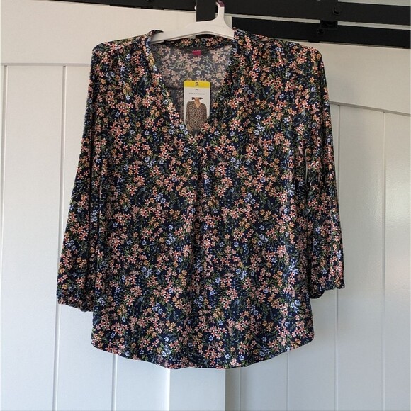 Vince Camuto Tops - 🌸Vince Camuto V-Neck Long Sleeve Floral Blouse NWT